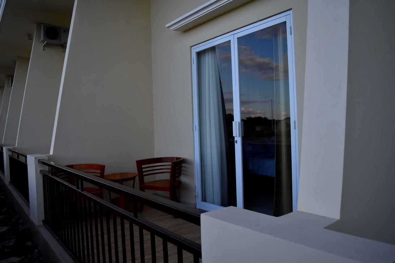 Padadita Beach Hotel Waingapu Exterior foto